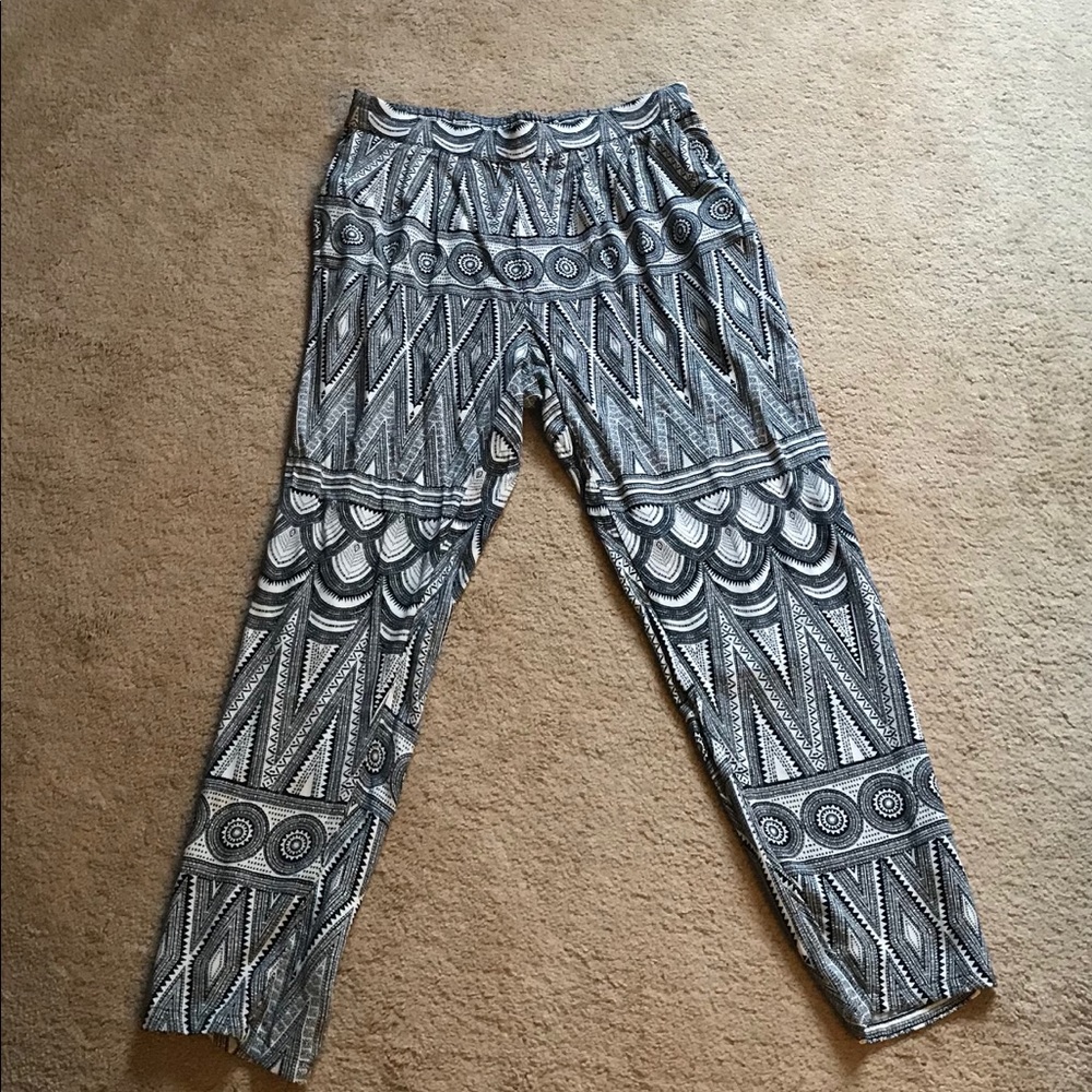 Black and white printed pants